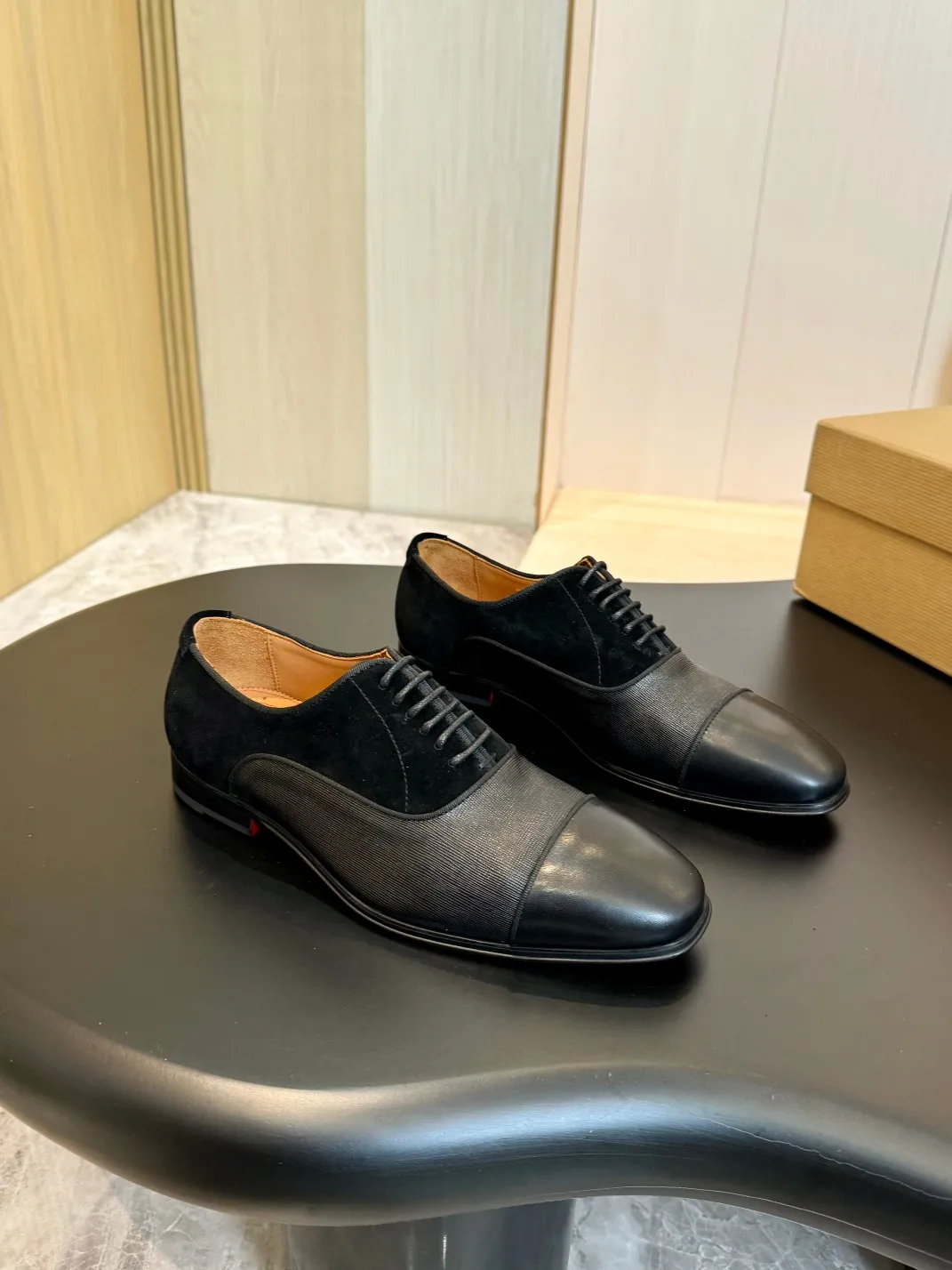 💰960 Christia*.Loubouti* high-end men's business formal leather shoes, original genuine cowhide red sole, imported Italian cowhide outsole, first-layer cowhide, water-dyed cowhide lining, high-end luxury. Size: 39-44 (customized at 38.45.46)✅
